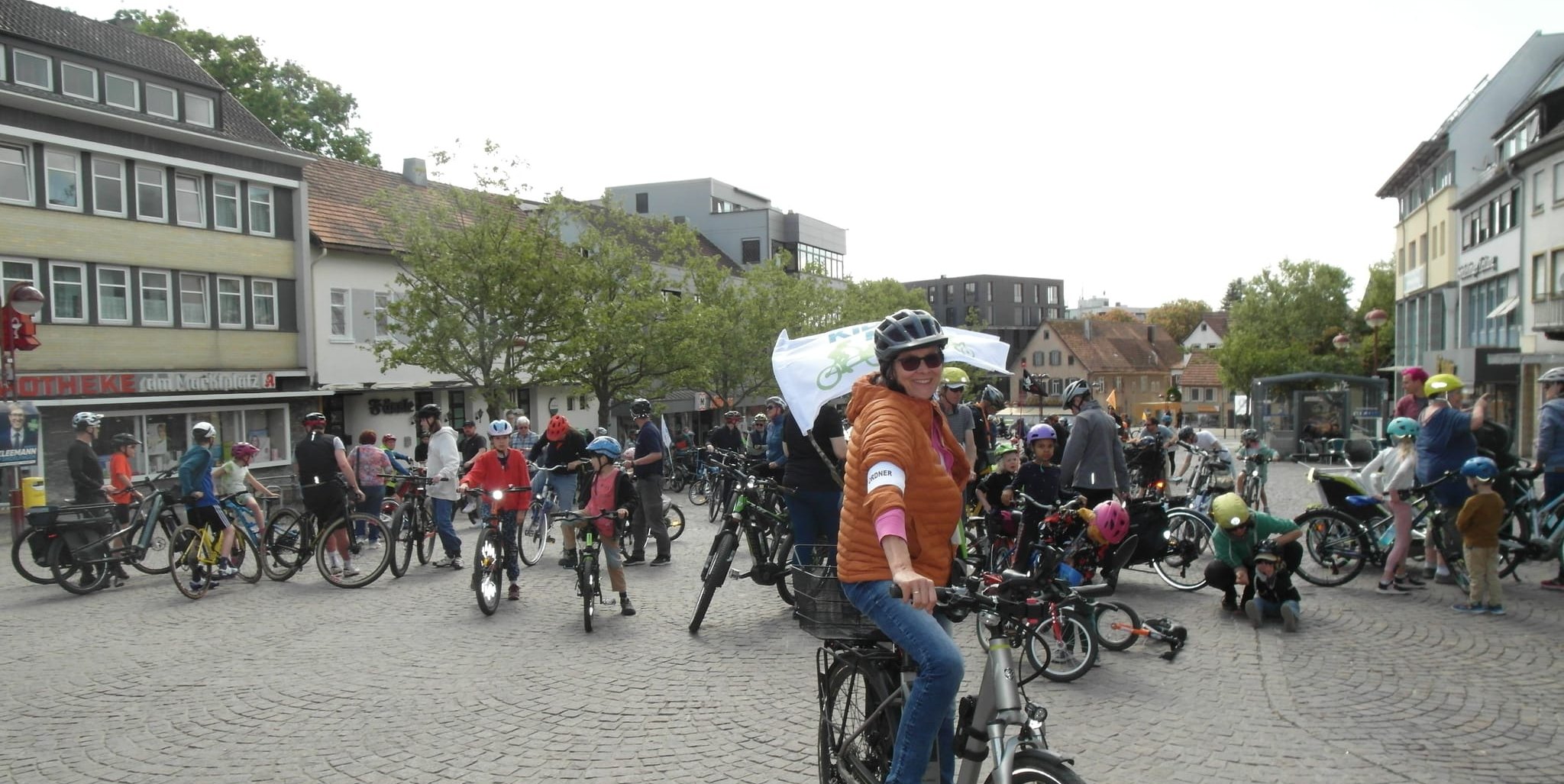 Als eine von zehn Ordnern hat Hanna Bacherle bei der dritten Auflage der von der „Radinitiative Sindelfingen“ veranstalteten Kidical-Mass-Fahrraddemo für die Sicherheit der kleinen und großen Fahrradfahrer gesorgt. 	Archivbild: Staber