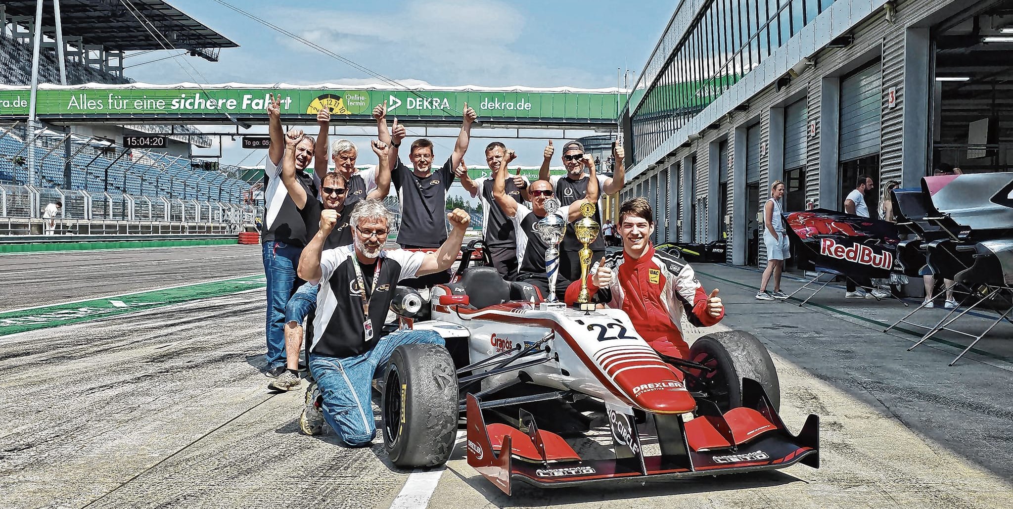 Der Maichinger André Petropoulos (rechts) mit seinem Team und den beiden Pokalen. Bild: z