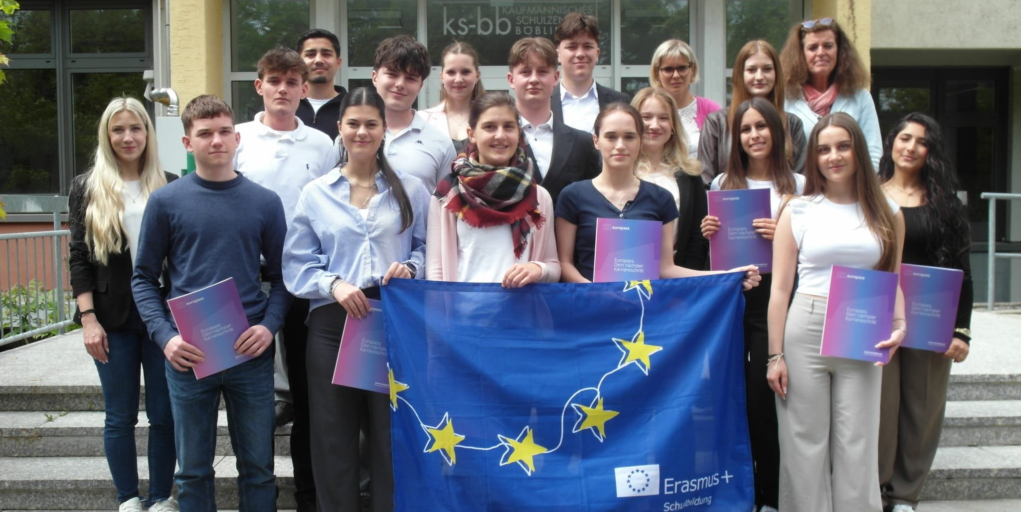 Die ersten 15 Schülerinnen und Schüler, die im Rahmen des Erasmus+-Förderprogramms des Kaufmännischen Schulzentrums Böblingen ein Auslandspraktikum absolvierten, haben feierlich ihre Zertifikate überreicht bekommen.