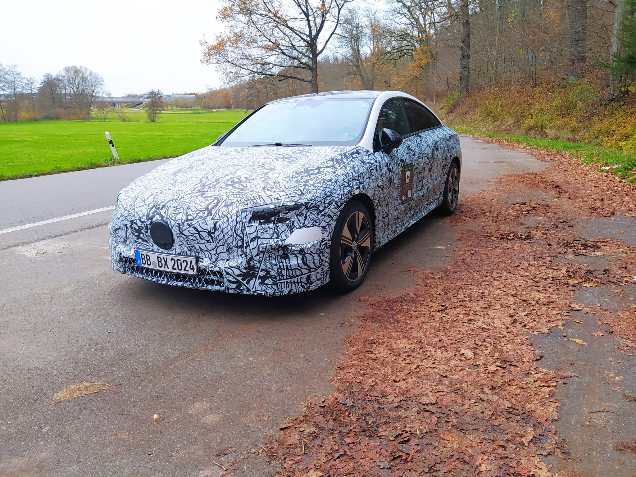 Der Erlkönig des Elektro-CLA auf einem Parkplatz zwischen Ehningen und Mauren.