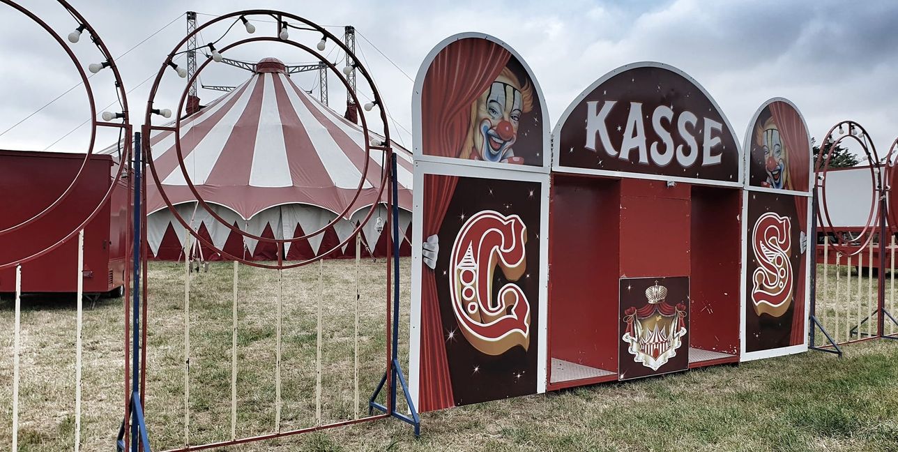 Das Zelt steht schon. Ab Freitag beginnen die Vorstellungen.Bilder: Wegner