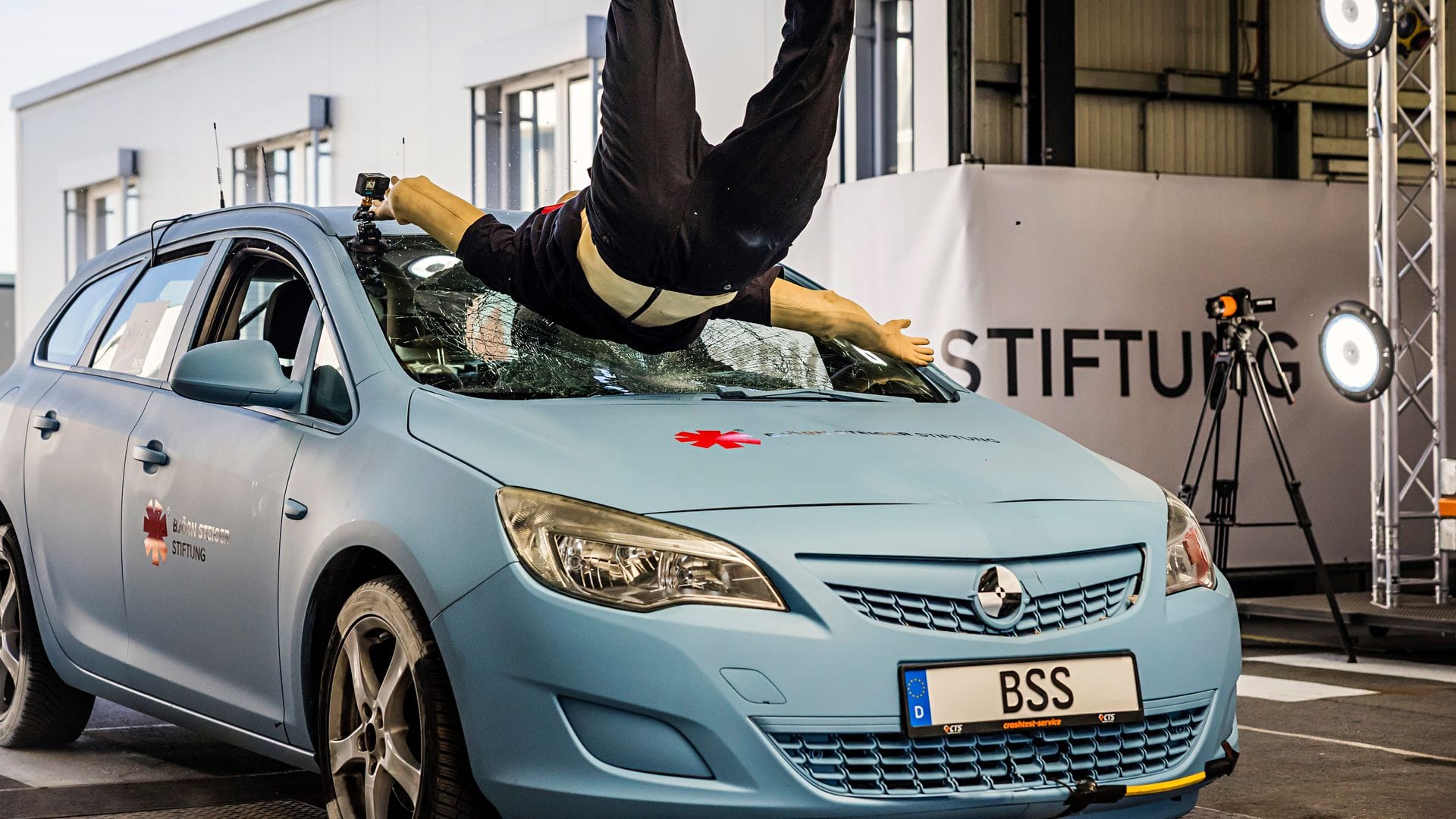 Zur Veranschaulichung der schweren Folgen wird im Crashtest ein Zusammenstoß von Fußgängern und Autos nachgestellt.