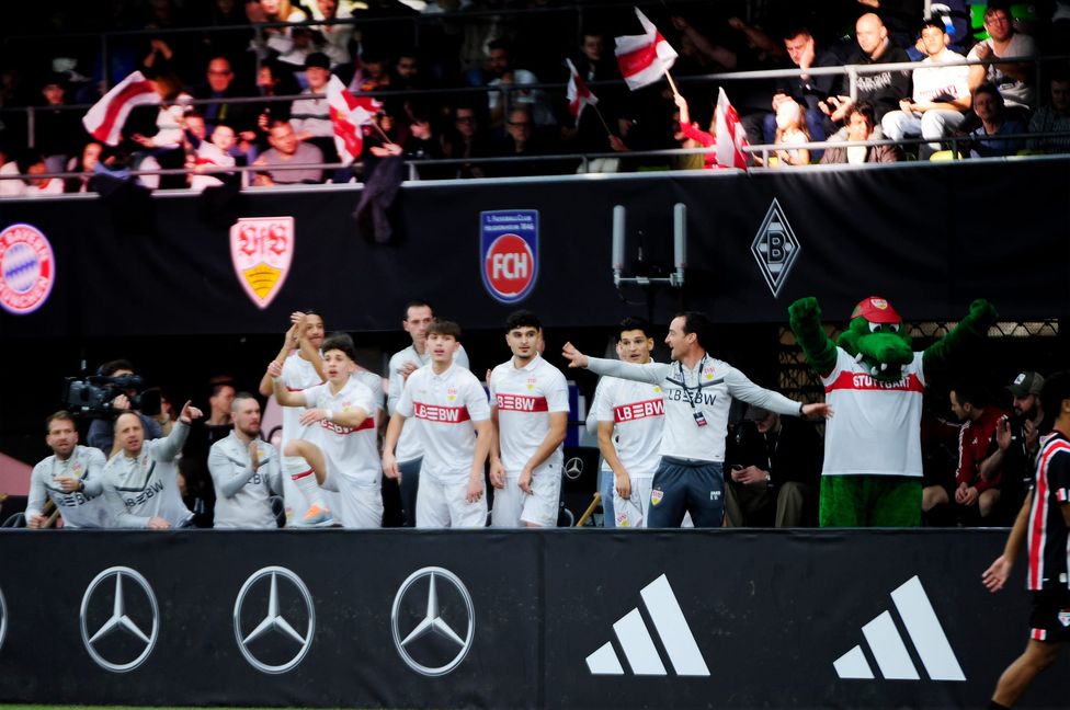 Die U19 des VfB Stuttgart mit Trainer Nico Willig und Maskottchen Fritzle gewinnt den Mercedes-Banz Junior Cup im Sindelfinger Glaspalast. Bild: photostampe