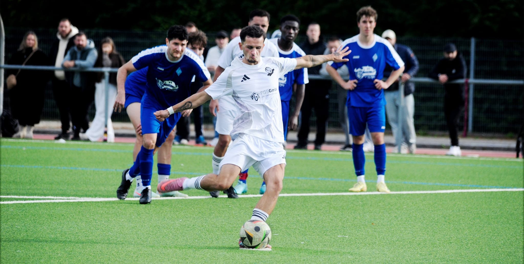 Arbes Bytyci trifft für den VfL Sindelfingen II per Elfmeter im Derby gegen die  SV Böblingen. 
Bild: photostampe