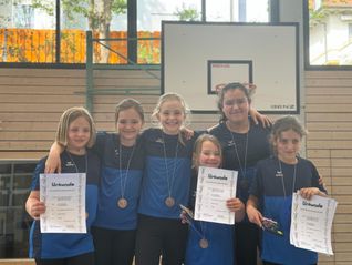 Auf dem Siegertreppchen: Lina Ludwig, Sophia Sandig, Anna Peci, Paulina Sandig, Nilguan Yazici und Lena Ludwig (von links). Bild: z