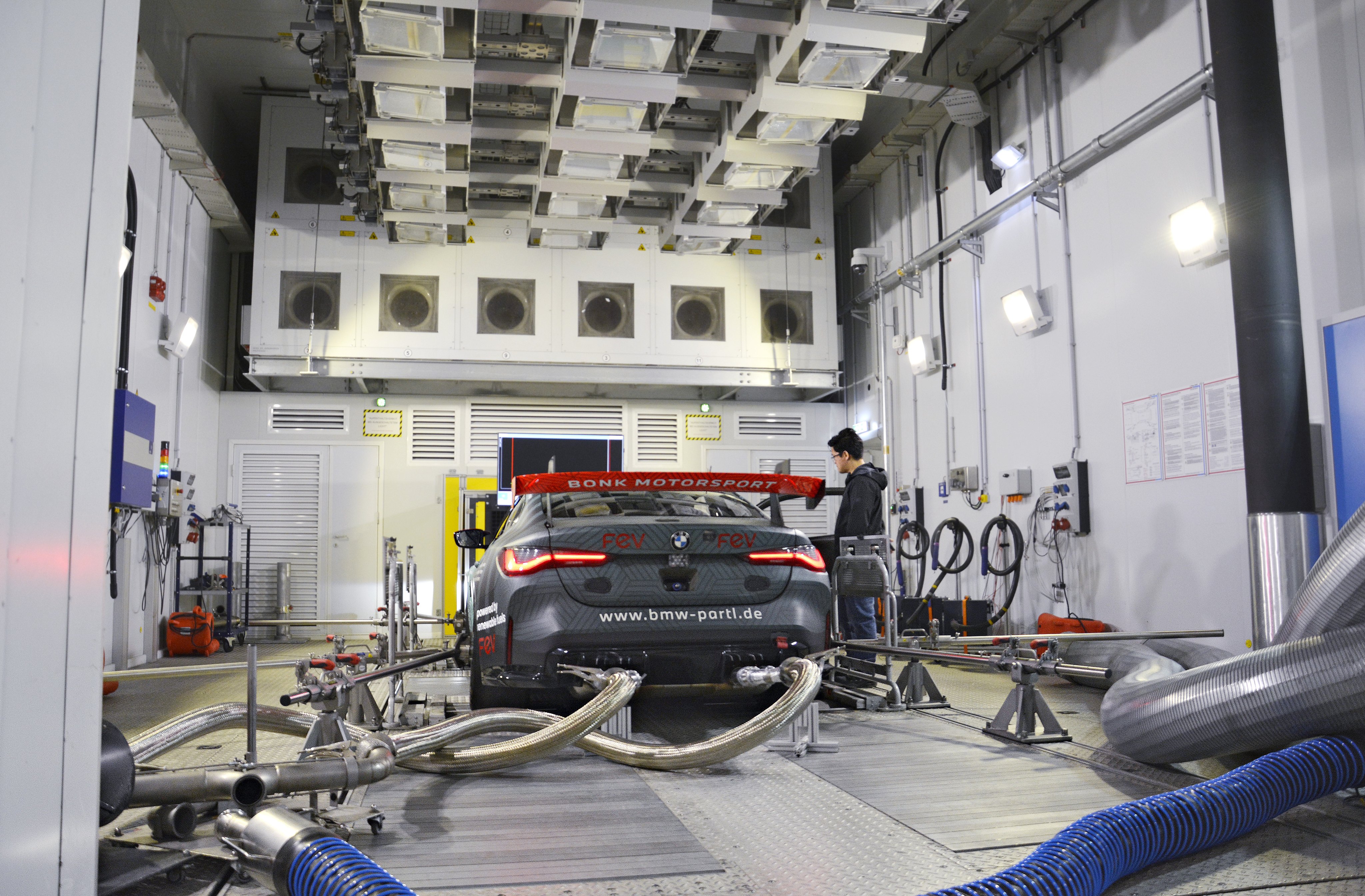 Im Mobility Test Center von Bertrandt in München wurde ein BMW M4 GT4 verschiedenen Tests unterzogen.