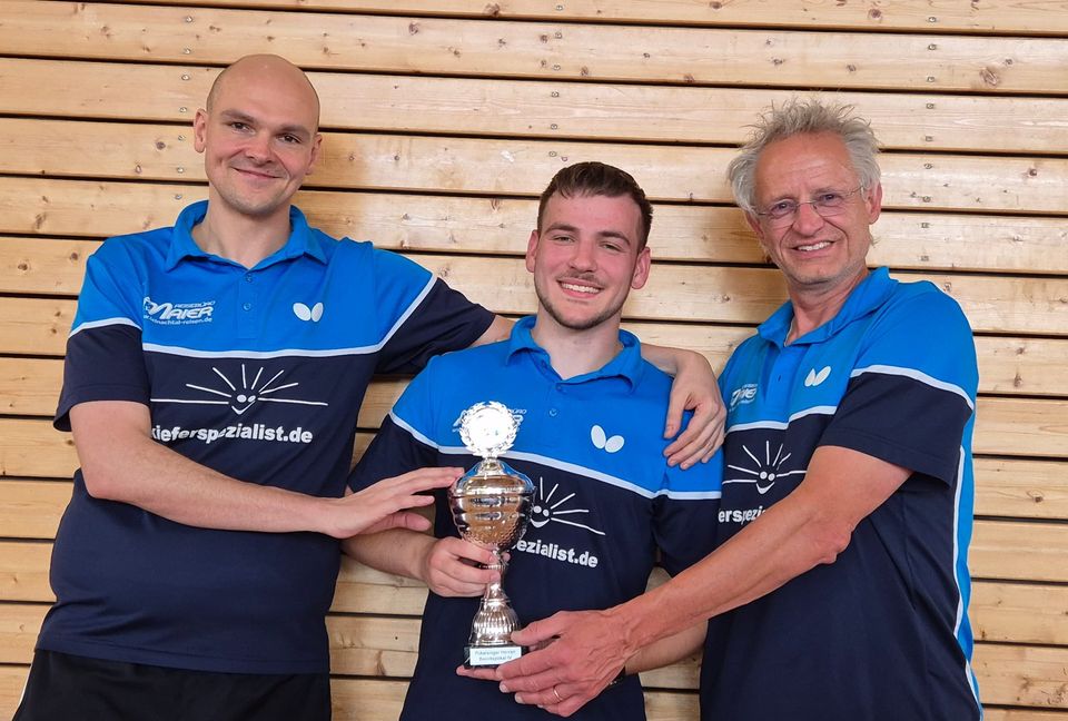 Freuen sich über den Titelgewinn im Wettbewerb der Kreisklassen (Herren IV): Robert Marko, Julian Seeger und Volker Schmid-Schönberg vom VfL Sindelfingen. Bild: Holzapfel