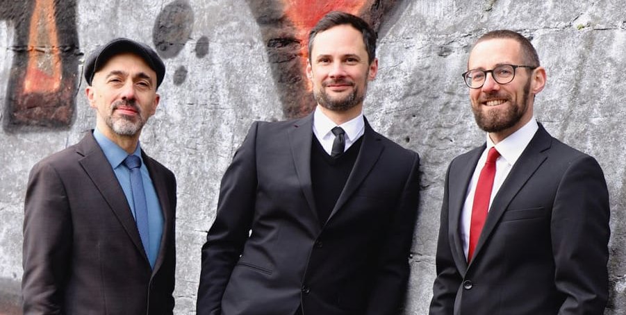 Jörg Enz (Mitte) präsentierte mit Joe Kenney (Vibraphon, rechts) und Giorgos Antoniou (links) im Blauen Haus Böblingen sein aktuelles Jazzprogramm „Sunny Side Up“.