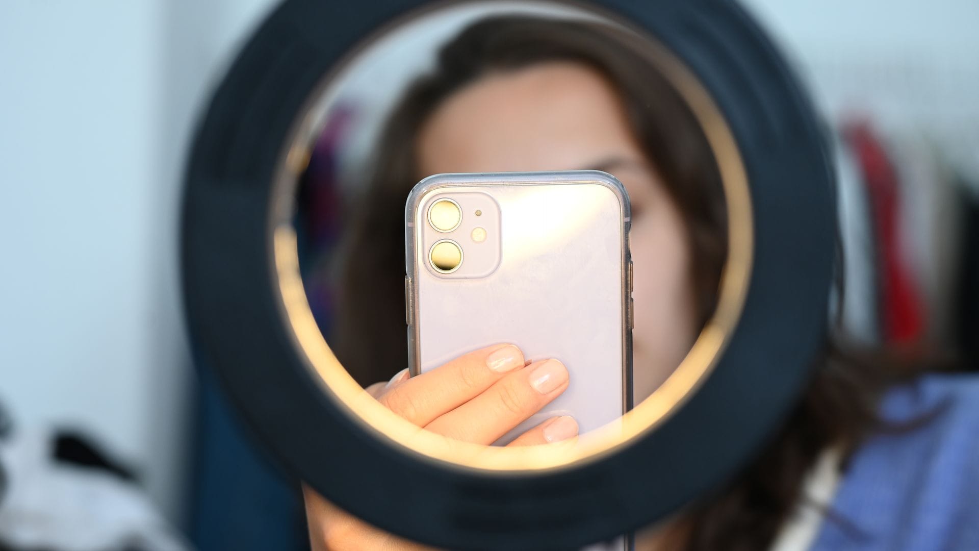Fast die Hälfte der Kinder und Jugendlichen werden laut einer Studie durch Werbung auf Social-Media-Plattformen auf Produkte aufmerksam, 40 Prozent durch Empfehlungen von Influencerinnen und Influencern. (Symbolbild)