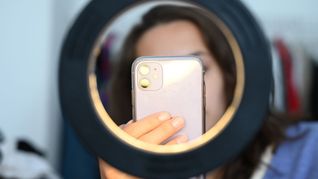 Fast die Hälfte der Kinder und Jugendlichen werden laut einer Studie durch Werbung auf Social-Media-Plattformen auf Produkte aufmerksam, 40 Prozent durch Empfehlungen von Influencerinnen und Influencern. (Symbolbild)