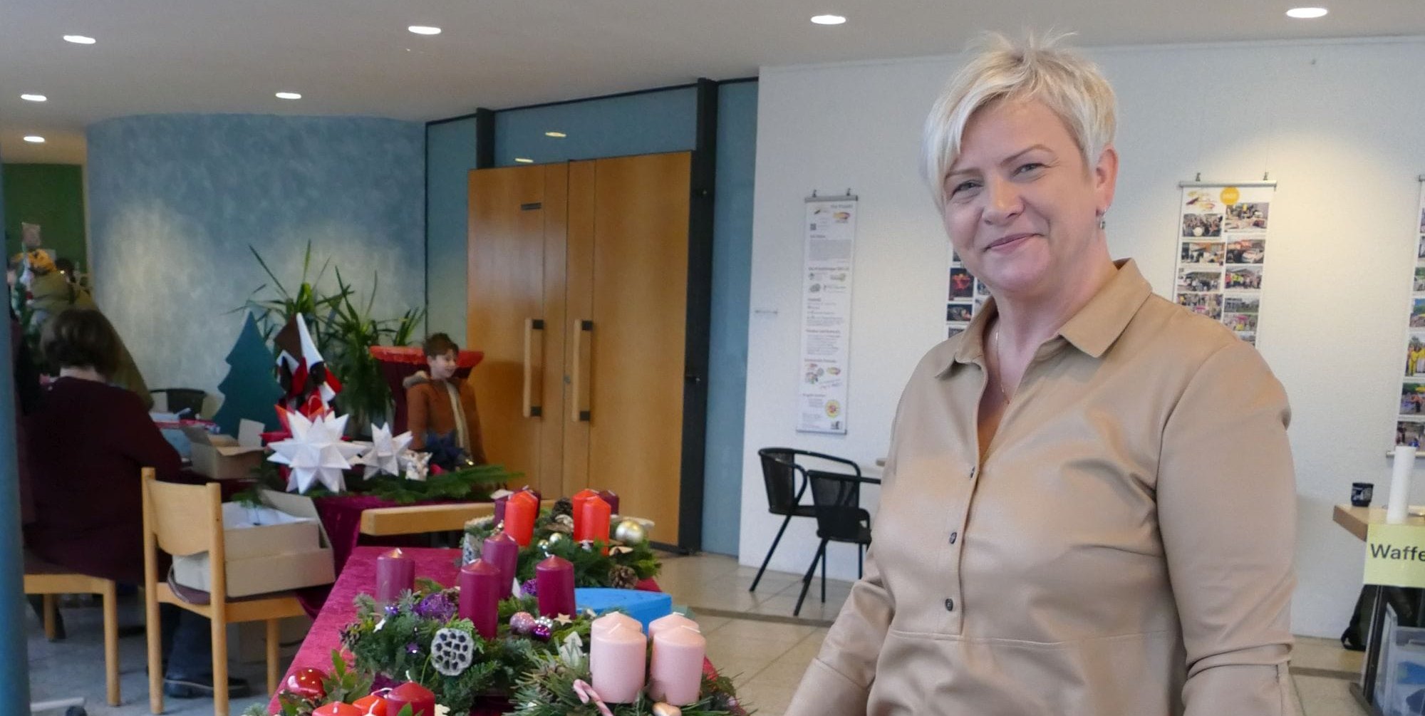 Johanna Dwojak hat Adventskränze für „Nachbarn in Not“ verkauft.