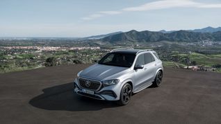 Die aktuelle Generation kam – ebenso wie die des GLS – 2019 auf den Markt. Nach einem Facelift 2023 überarbeitete Mercedes das Fahrzeug nun erneut.