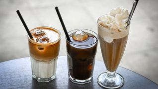 Kaffeekonzentrat kann man mit Milch oder Wasser verlängern und mit Eiswürfeln oder Sahne servieren - die Möglichkeiten sind vielfältig. (Archivbild)