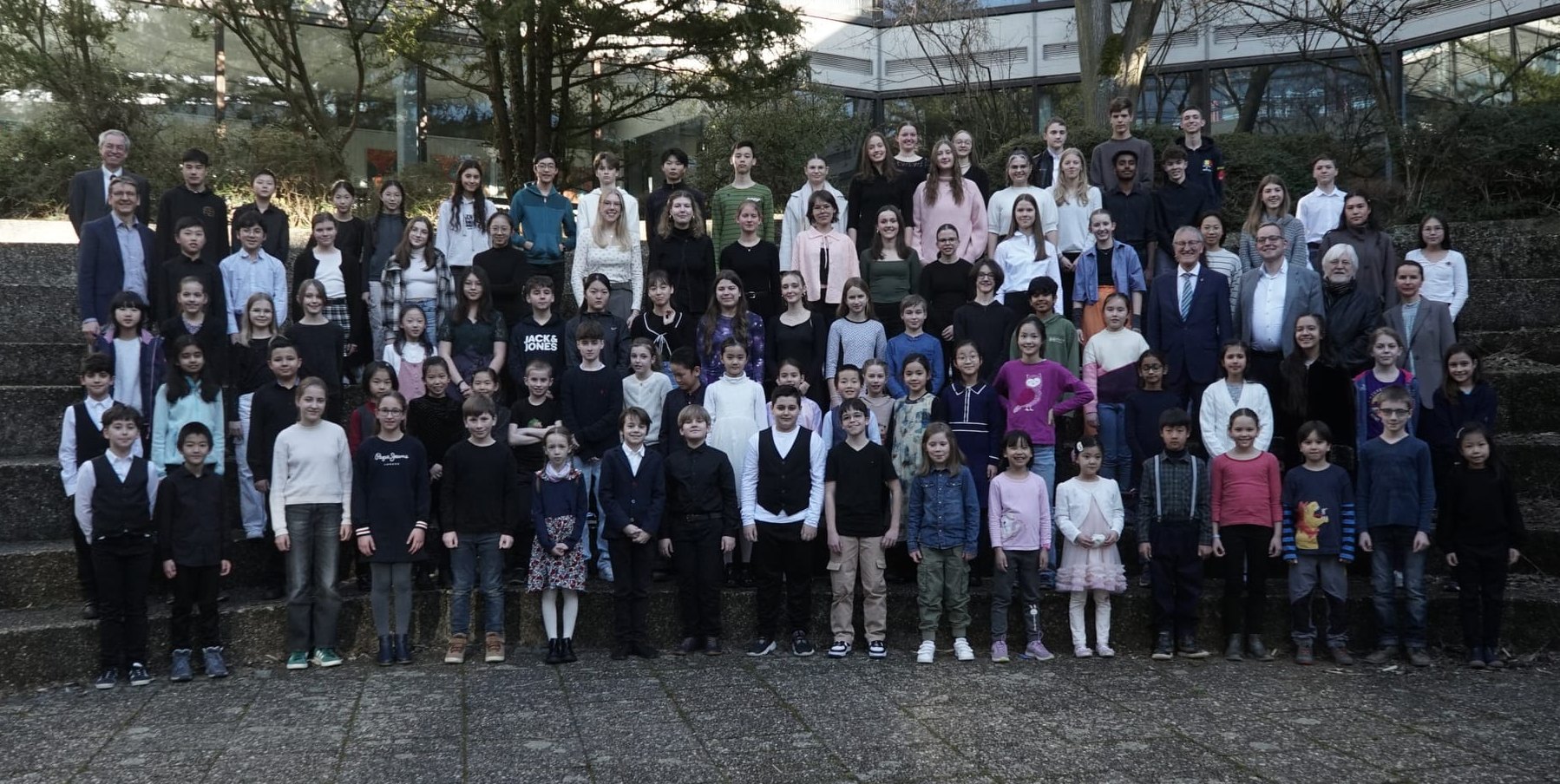 Die Preisträger des Regionalwettbewerbs Jugend musiziert aus dem Kreis Böblingen mit Förderern und Organisatoren des Regionalwettbewerbs.
