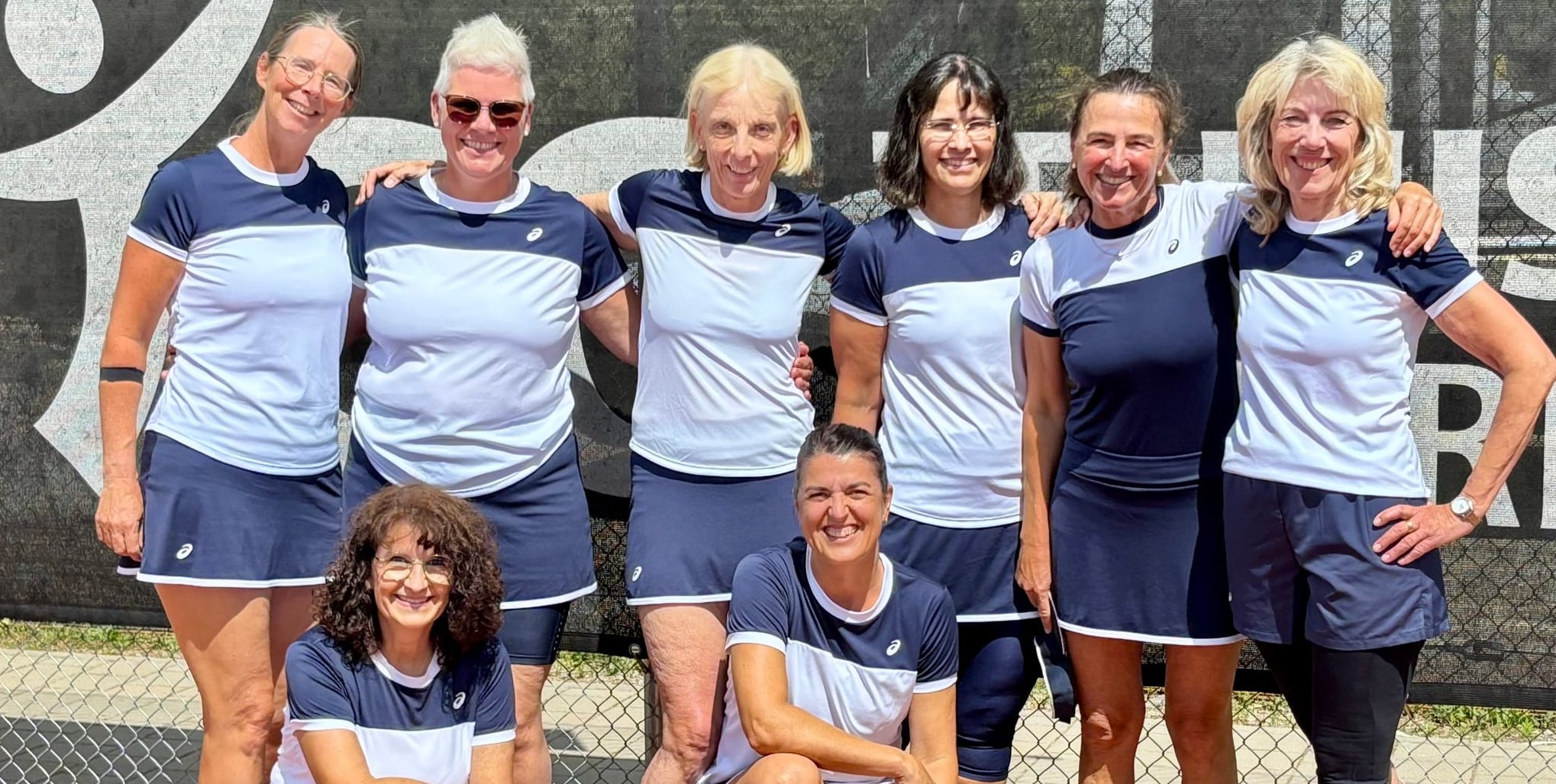 Simone Brodte, Astrid Stratmann, Doris Kaiserauer, Jana Burdorf, Britta Machnik, Christina M. Beyl (hintere  Reihe von links), sowie vorne Carola Schnell und Bettina Lentz vorne. Bild: z