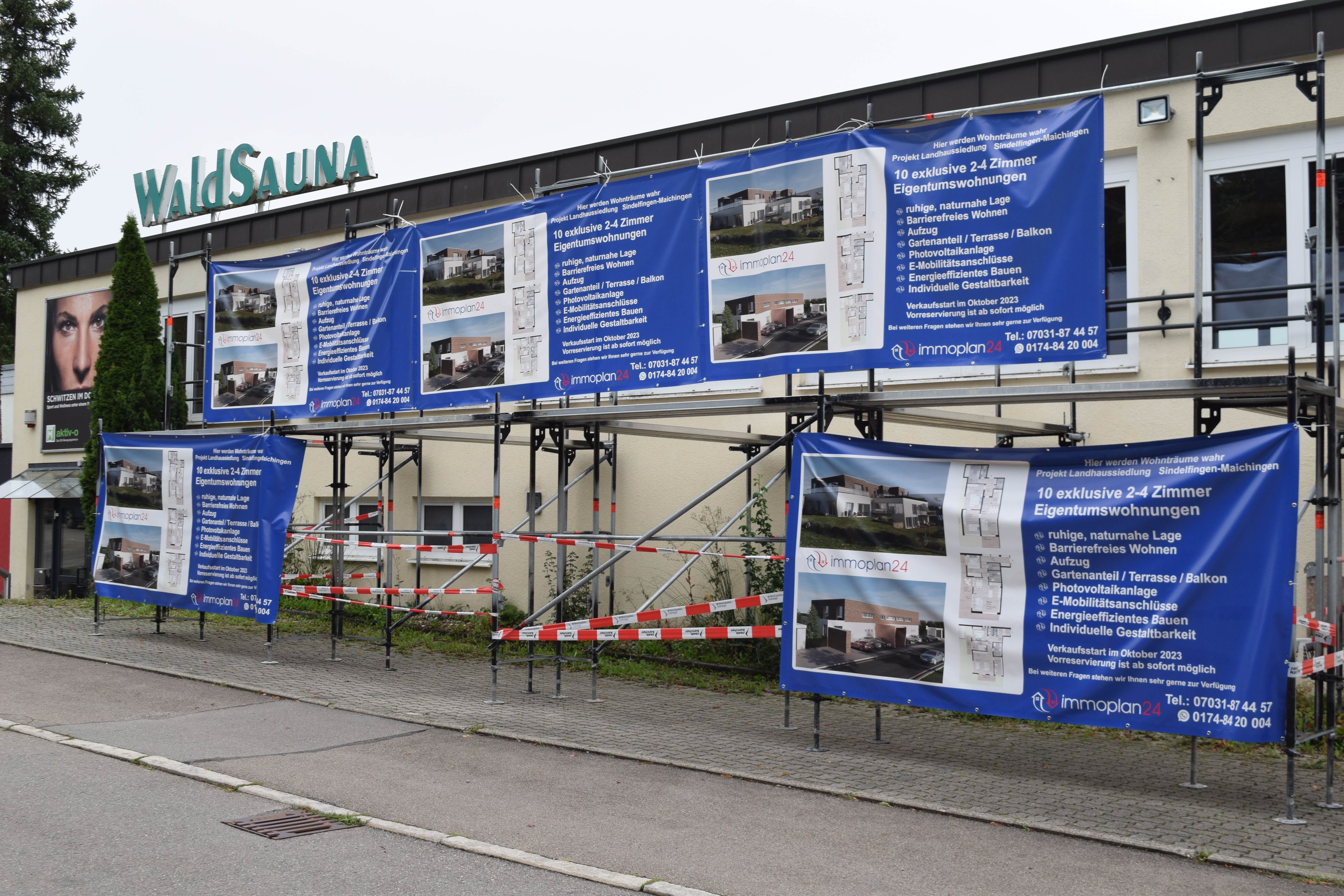 Großflächige Werbung vor der ehemaligen Waldsauna in Maichingen.