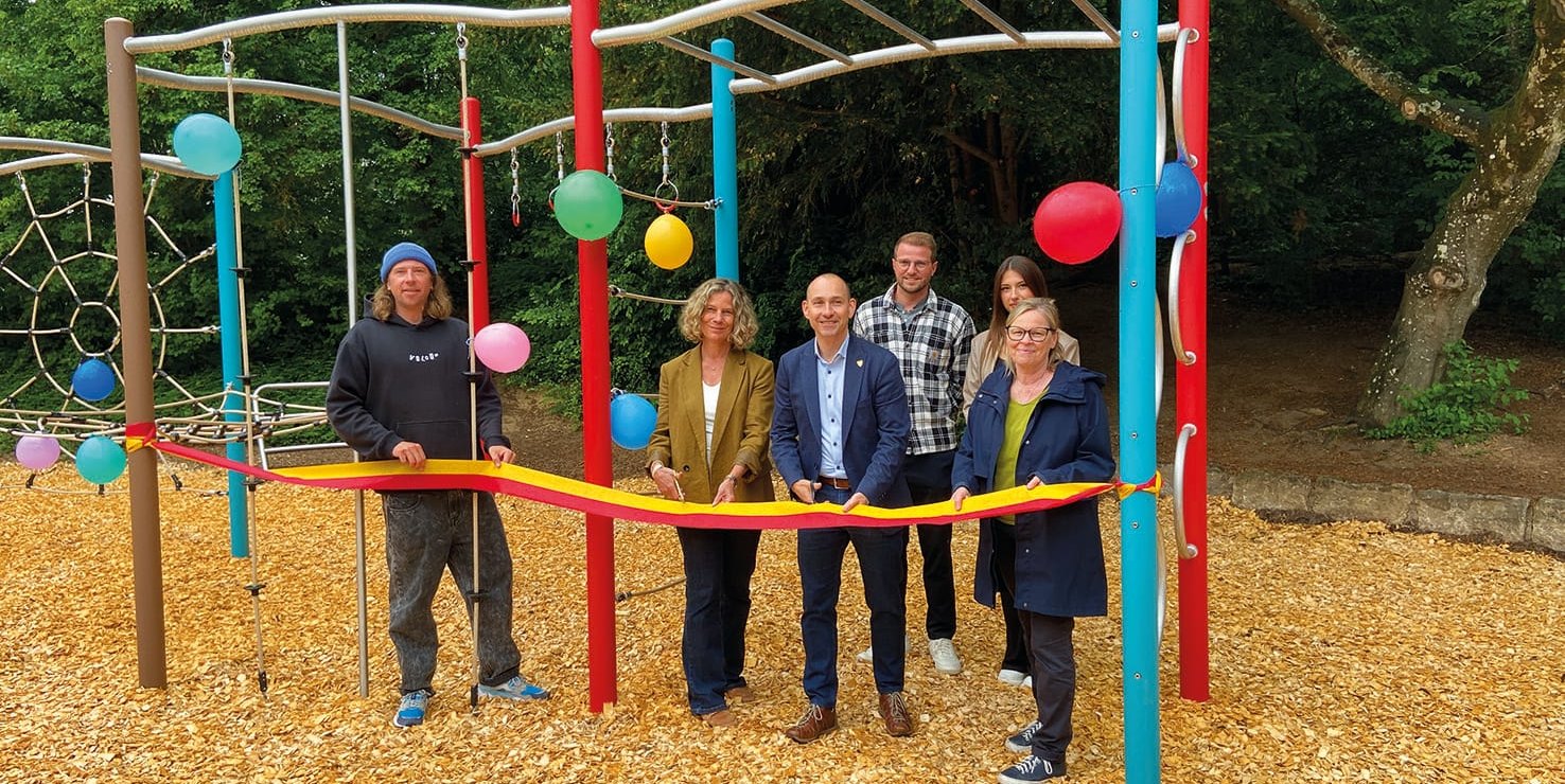Oberbürgermeister Dr. Stefan Belz hat zusammen mit Schulleiterin Christina Mayer-Gienke und Beteiligten der Abteilung Umwelt- und Grünflächen das neue Kletterspielgerät eröffnet.