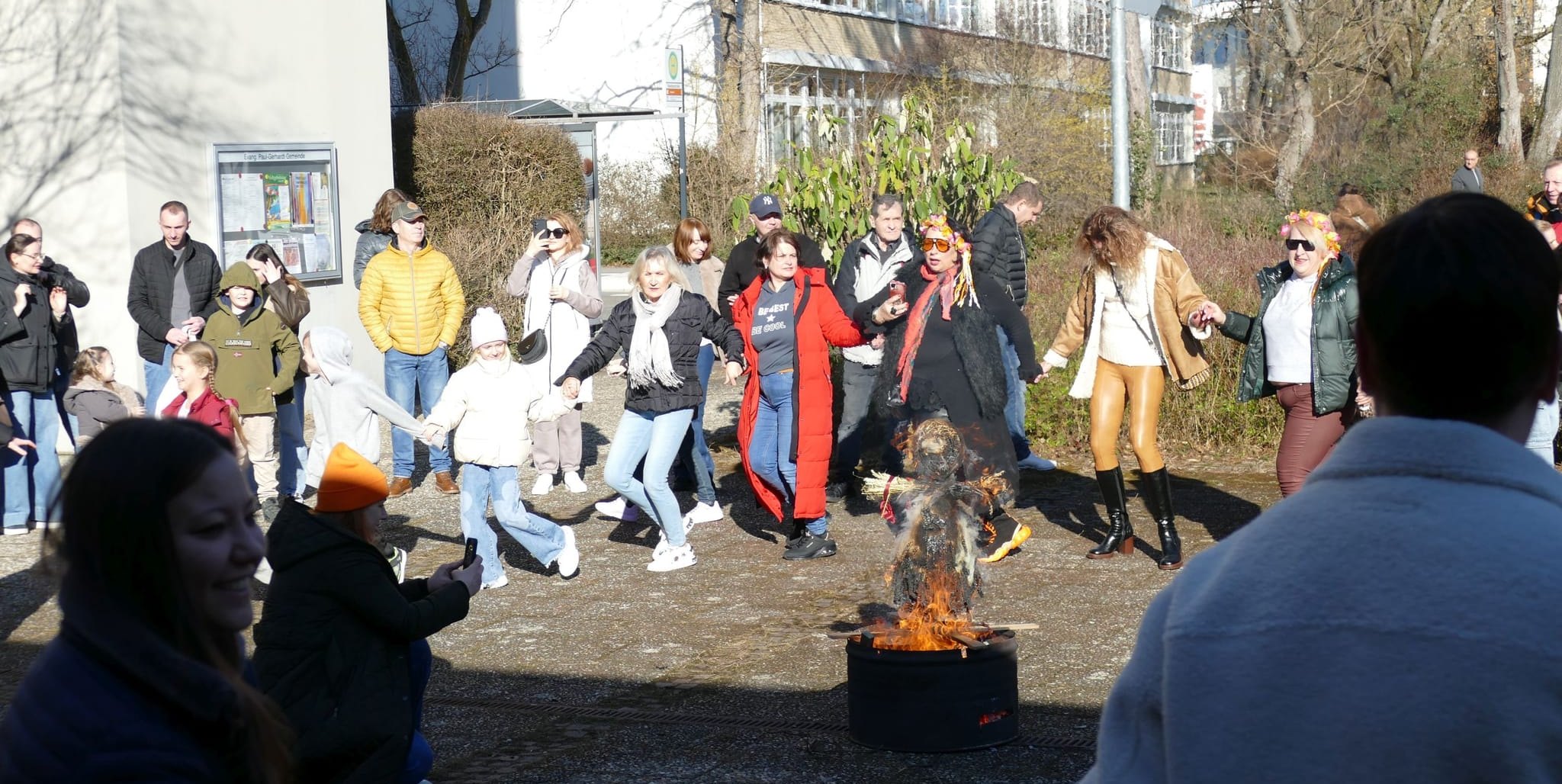 Rund ums Feuer tanzen Jung und Alt in Böblingen und vetreiben damit den Winter. Bild: Lück