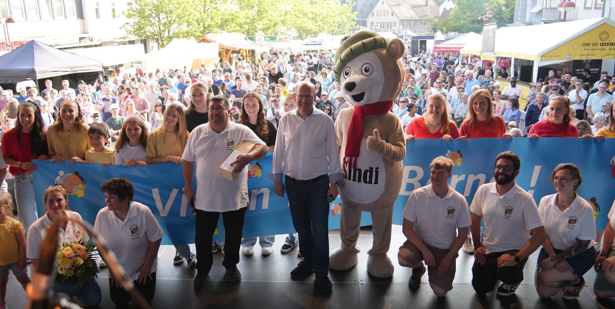 Der Startschuss für das 47. Internationale Straßenfest ist gefallen. OB Dr. Bernd Vöhringer eröffnete es am Freitagabend offiziell.Bilder: Dettenmeyer