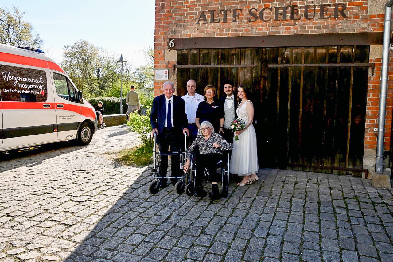 Mit dem Herzenswunsch-Hospizmobil zur Hochzeit der Enkelin.