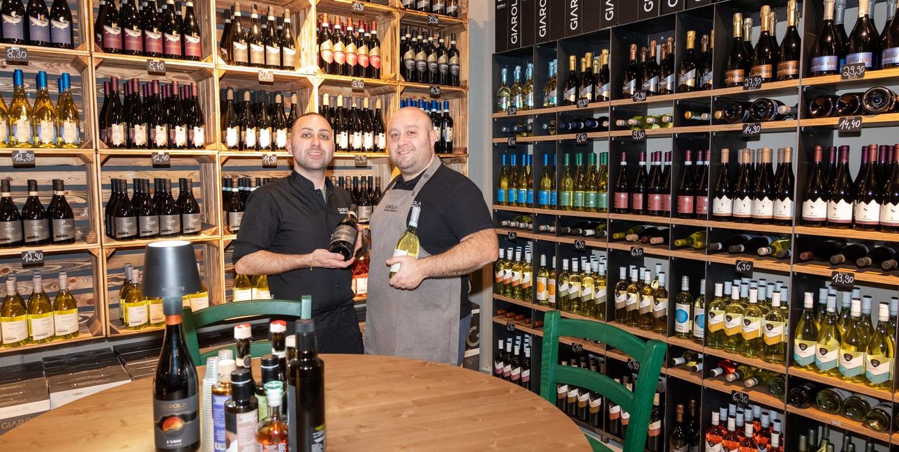 Davide und Andrea Filadoro verwöhnen ihre Gäste gerne mit ausgesuchten Weinen vom Gardasee.