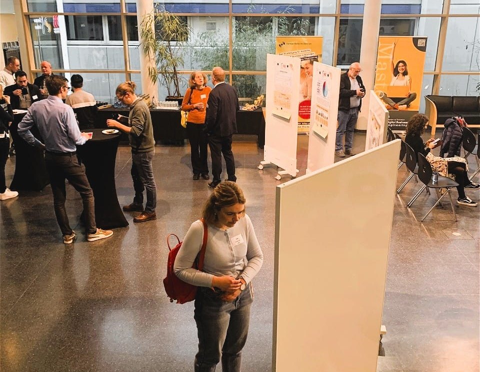 Teilnehmende des ersten Bioökonomie-Forums informieren sich in einer Ausstellung zu gelungenen Beispielen regionaler Kreislaufwirtschaft.