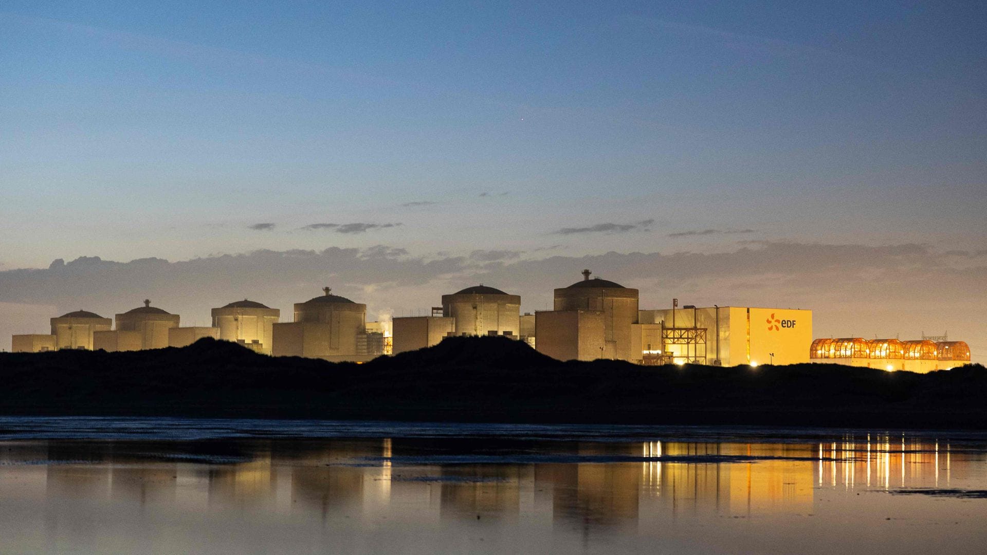 Vier Reaktorblöcke des größten französischen Atomkraftwerks Gravelines  sind wegen eines Quallenschwarms  abgeschaltet worden. (Archivbild)