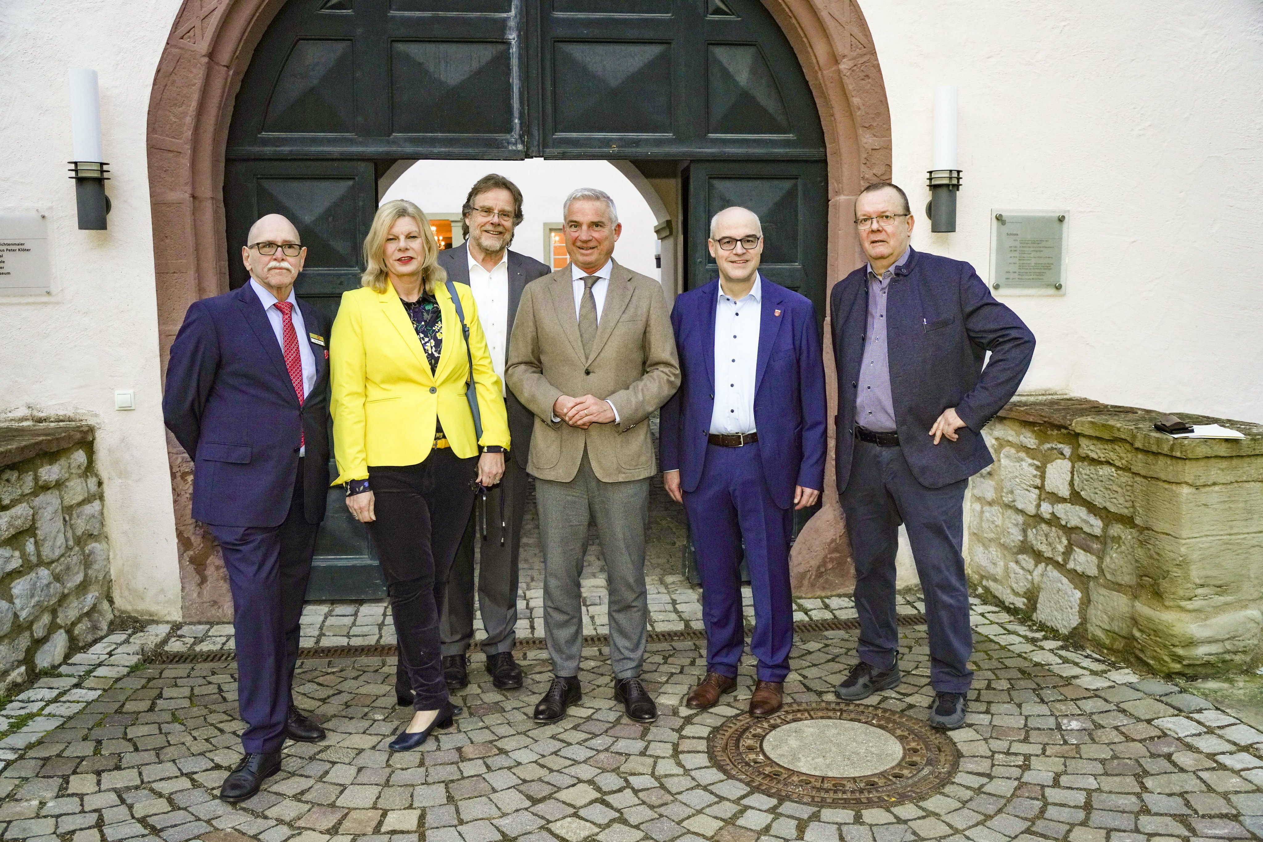 Gemeinsames Gruppenbild vor dem Dätzinger Schloss (von links): Kurt Mezger (BVMW), Dr. Kristina Both (Landesbeauftragte Baden-Württemberg Deutsche Telekom), Dr. Kuno Schlichtenmaier (Vorsitzender Förderverein Schloss Dätzingen), Innenminister Thomas Strobl, Grafenaus Bürgermeister Martin Thüringer und Dr. Ulrich Köppen (BVMW).