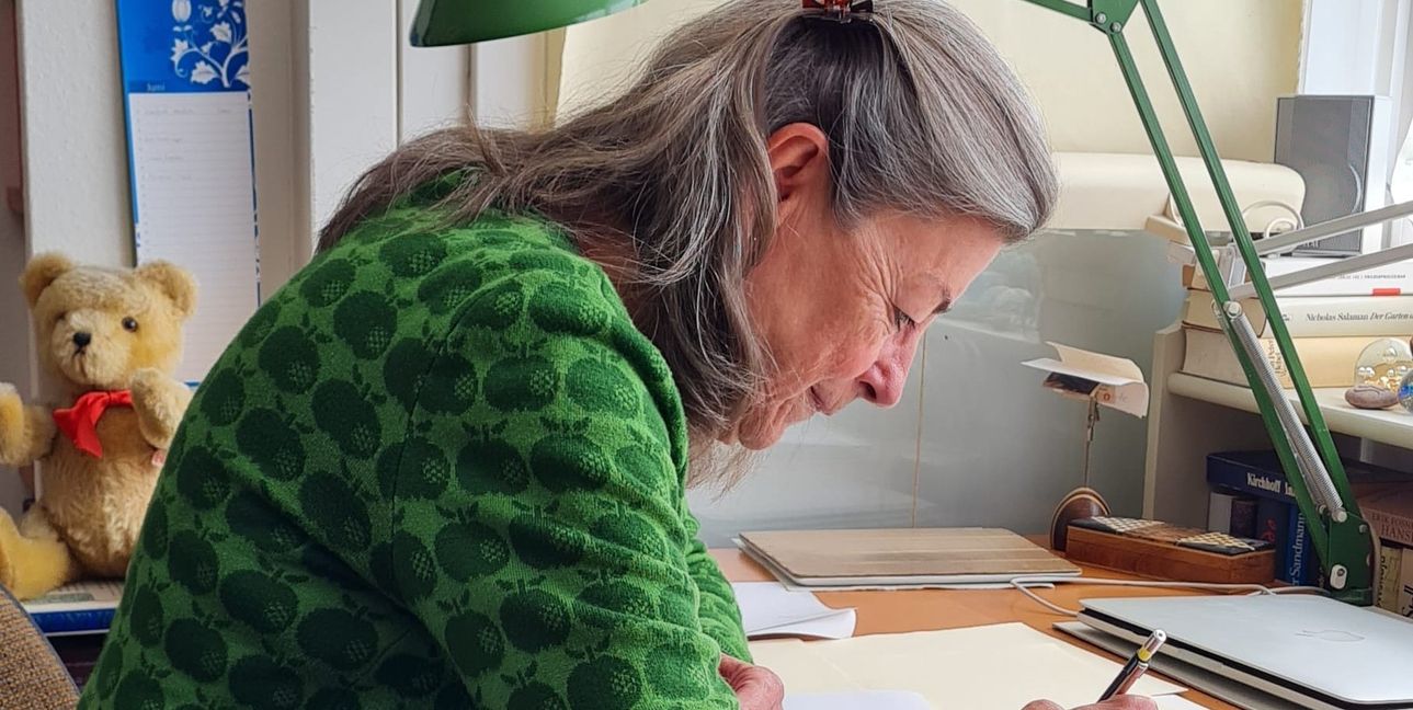 Ines Scheppach an ihrem Arbeitstisch.