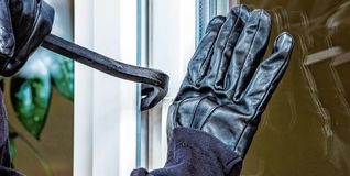 Die Balkontür wird aufgehebelt. Den Notgroschen über 20000 Euro sowie Goldschmuck aus dem Versteck im Bettkasten werden zur Beute.Bild:  Fuhrmann/Adobe Stock
