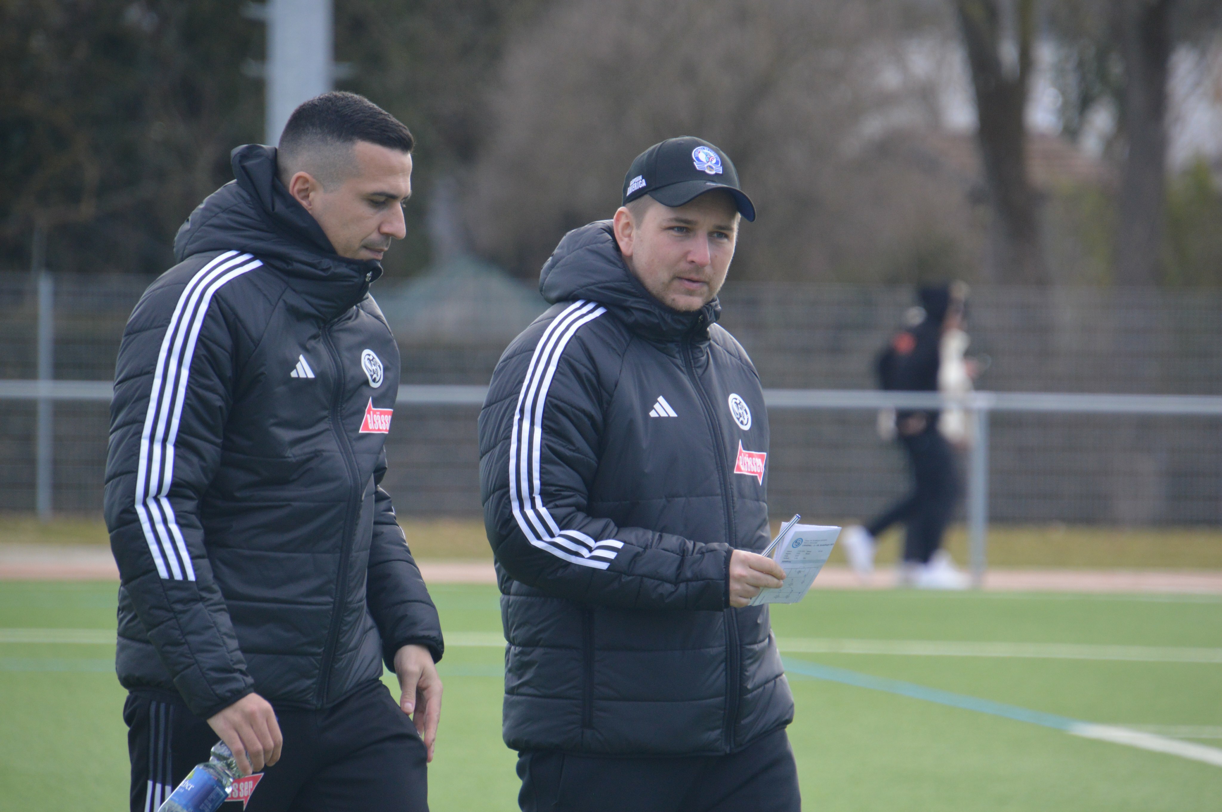 Mit Tim Schumann  hat der Sindelfinger Chefcoach Roberto Klug  (links) einen neuen Co-Trainer an seiner Seite. Bild: Zvizdic