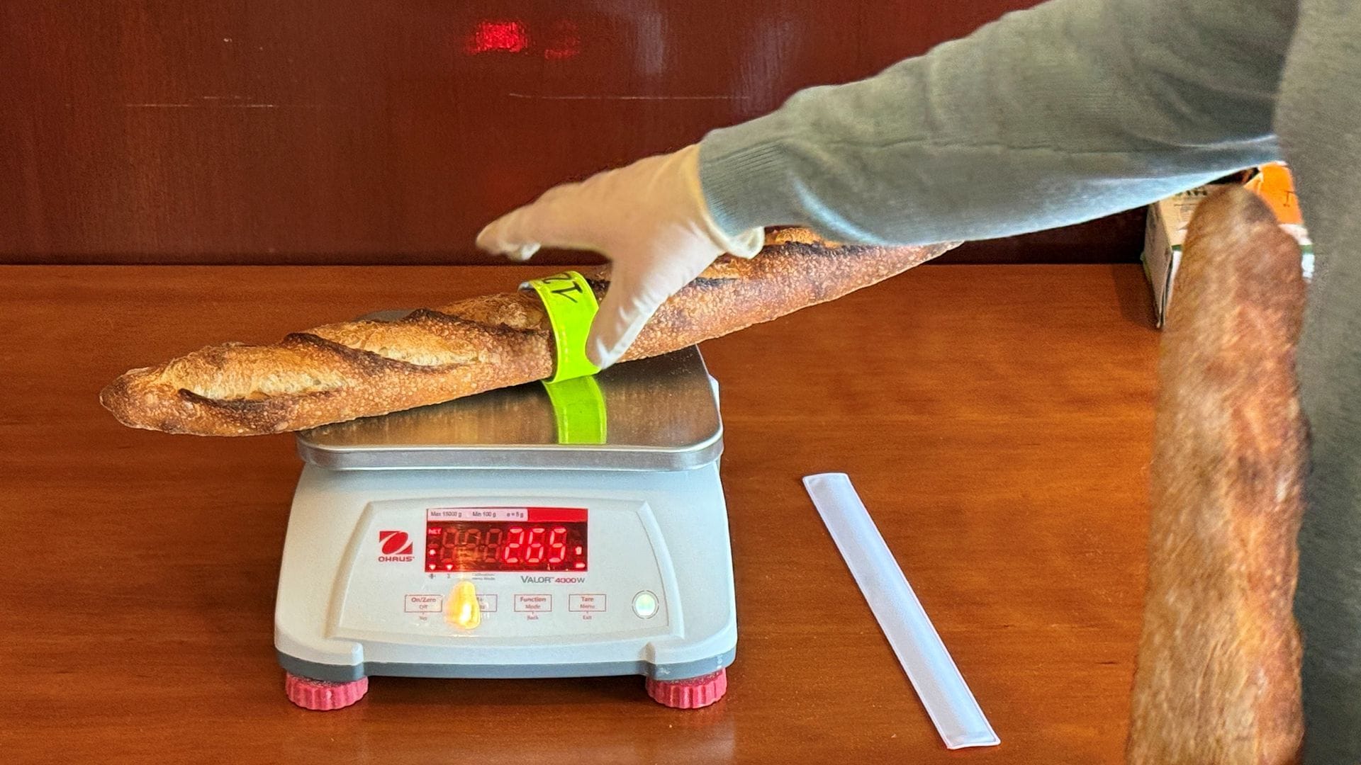 Für den Baguette-Wettbewerb werden die Brote kritisch begutachtet.
