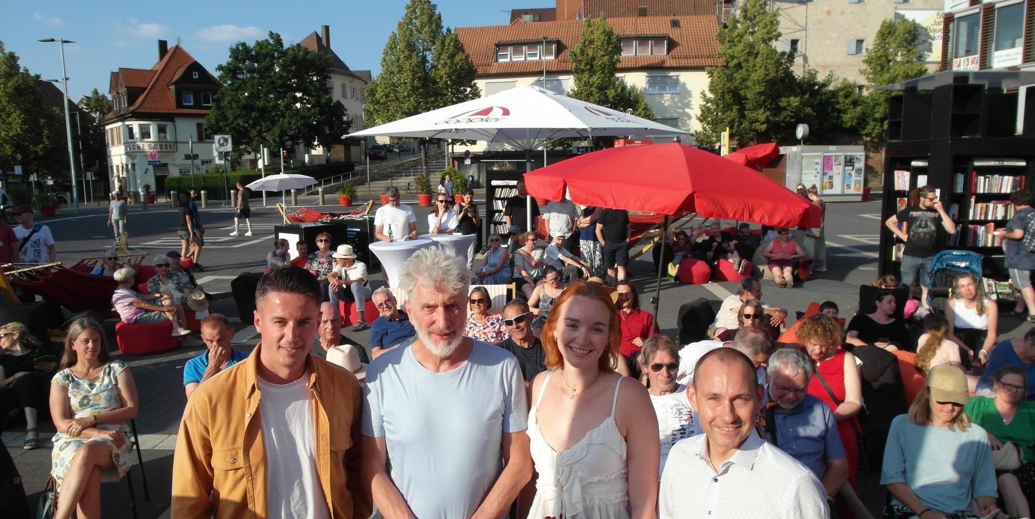 Auf unserem Fot0 (von links): Pascal Knopp (Tourleiter), Rufus Beck, Citymanagerin Kira Morgan und Oberbürgermeister Dr. Stefan Belz.