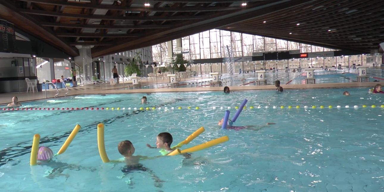 Im Badezentrum findet die Schwimmabteilung des VfL Sindelfingen beste Trainingsmöglichkeiten vor: ein Lehrschwimmbecken für die Schwimmschule, eine 50-Meter-Bahn und ein Athletikraum für die Leistungsgruppen sowie ein Sprungturm für die Springer.