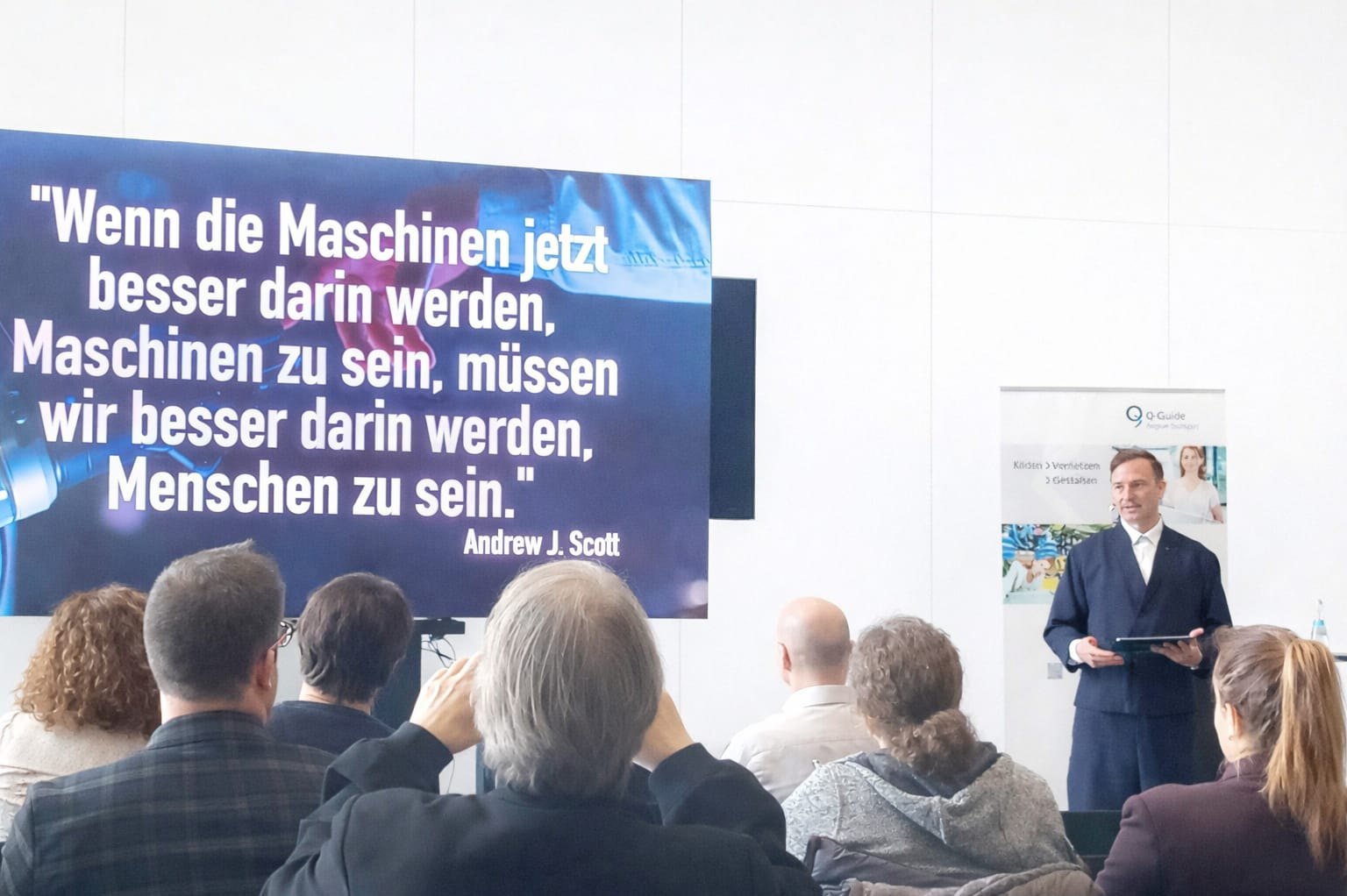 Futurist und Keynote-Speaker Marcel Aberle bei seinem Vortrag „Zurück zur Zukunft“. 	Bild: Krauter