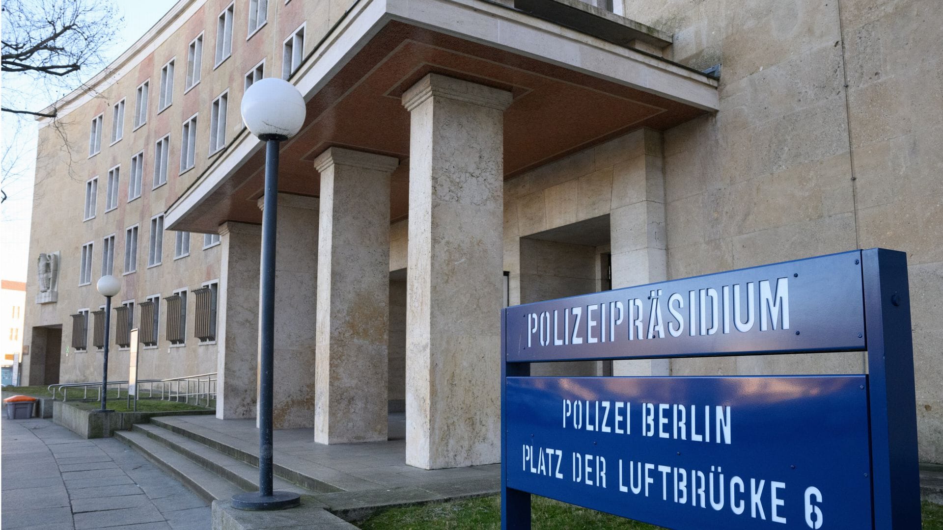 Die Frau darf trotz ihrer sichtbaren Tattoos Kriminalpolizistin in Berlin werden.