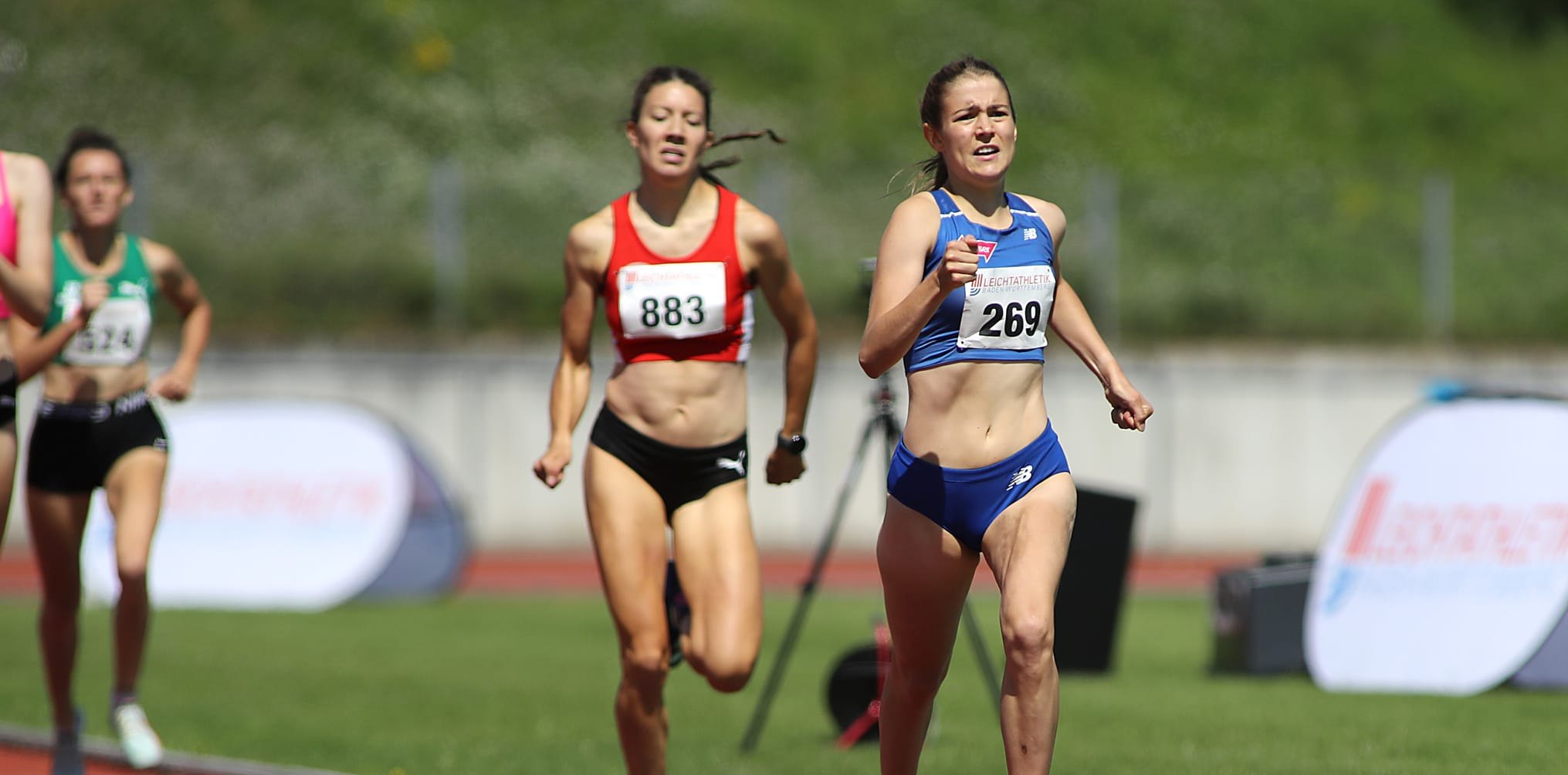 Kim Bödi (rechts) lief in Tübingen einen neuen VfL-Vereinsrekord über die 5000 Meter. Bild: Görlitz