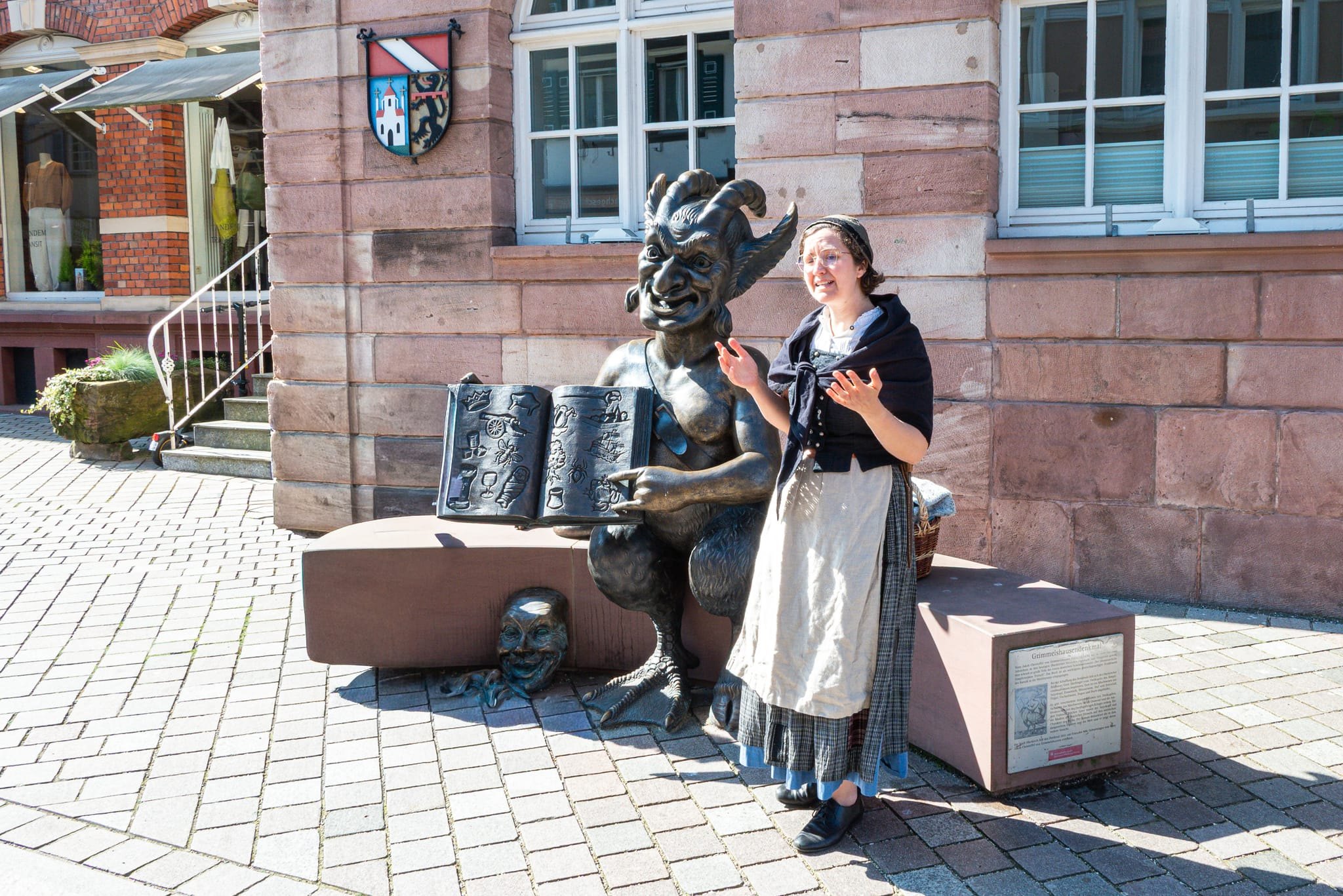 Auch am Denkmal für den Autor Grimmelshausen macht die Schleiferbärbel Station.