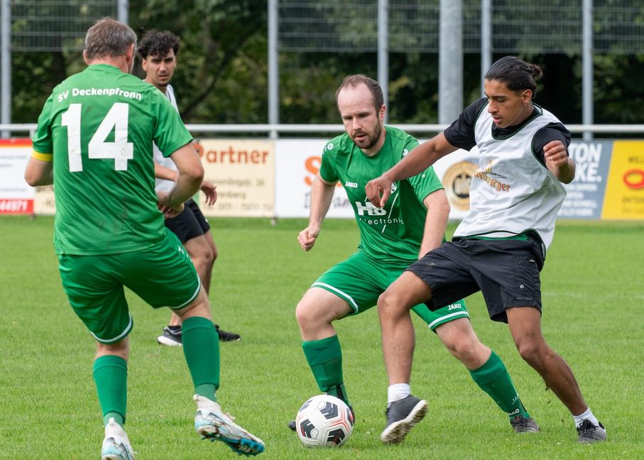 Das Inlusionsteam des SV Deckenpfronn und die Jugendliches des Leonberger Seehauses lieferten sich ein faires Spiel.