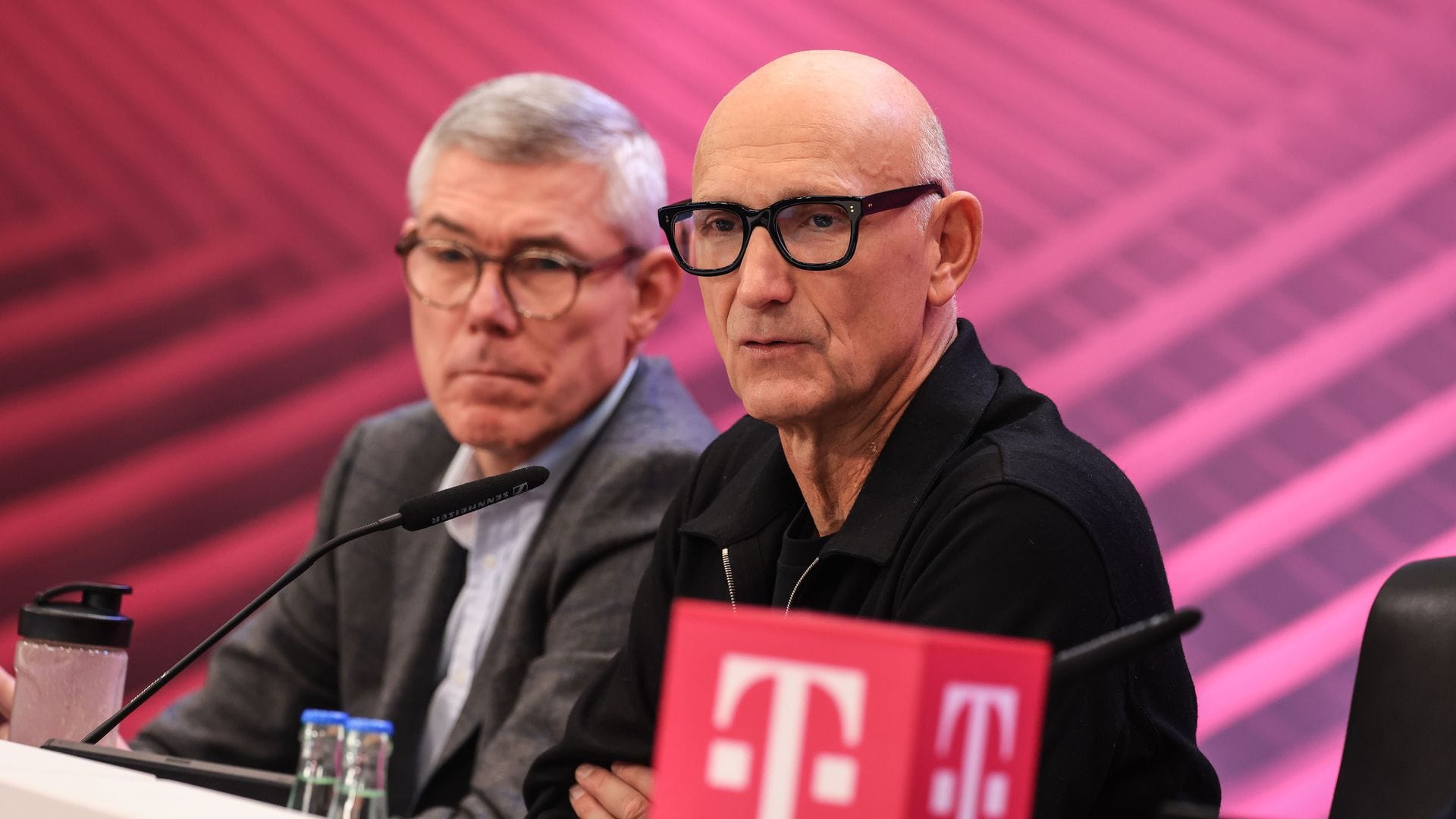 Die beiden Telekom-Chefs Christian Illek und Tim Höttges sind unzufrieden damit, dass nicht so viele Haushalte Glasfaser-Internet buchen wie gedacht.