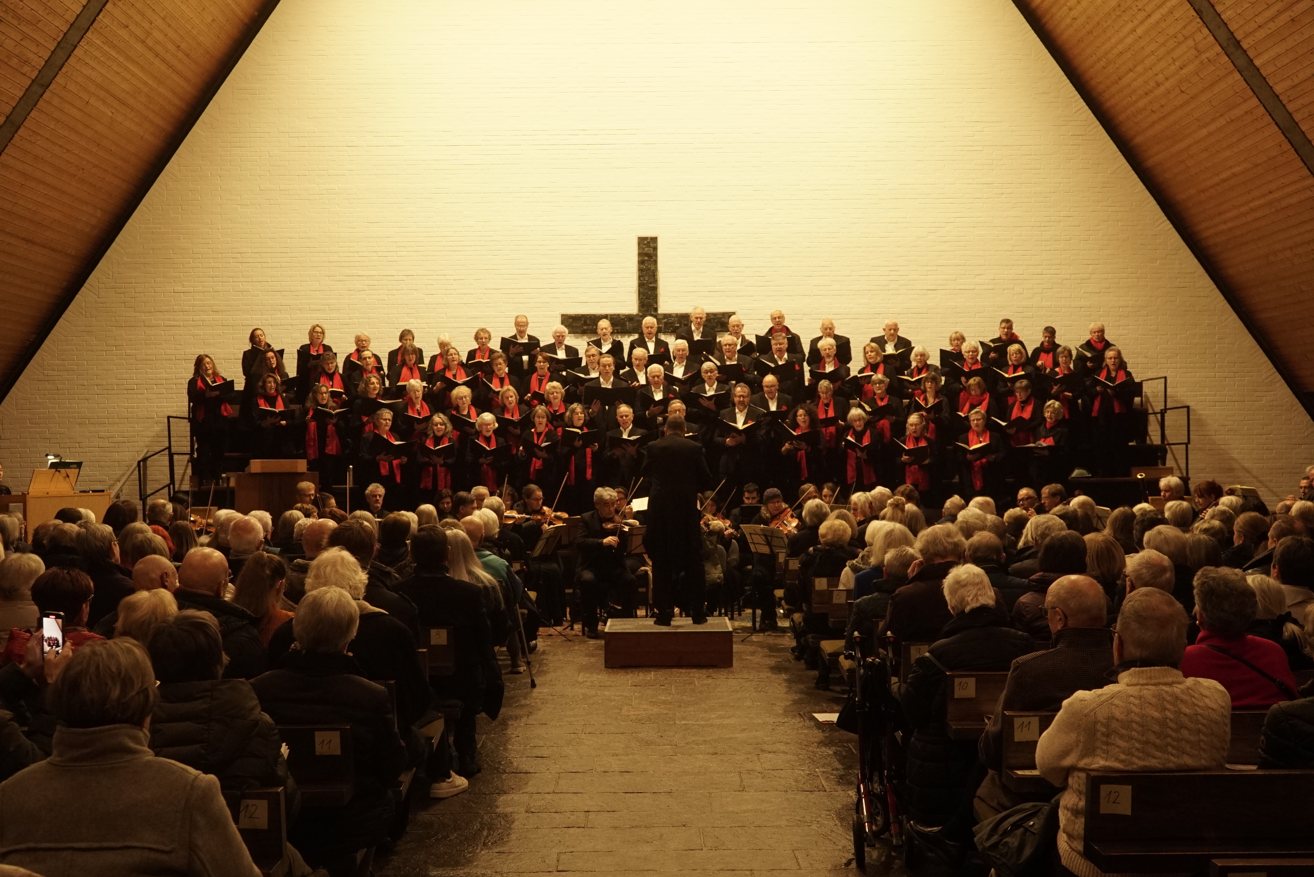 Auf dem Bild höchstens zu erahnen: Beim "Himmelsglanz"-Konzert in der Johanneskirche war es kälter als kühl.     Bild: Heiden