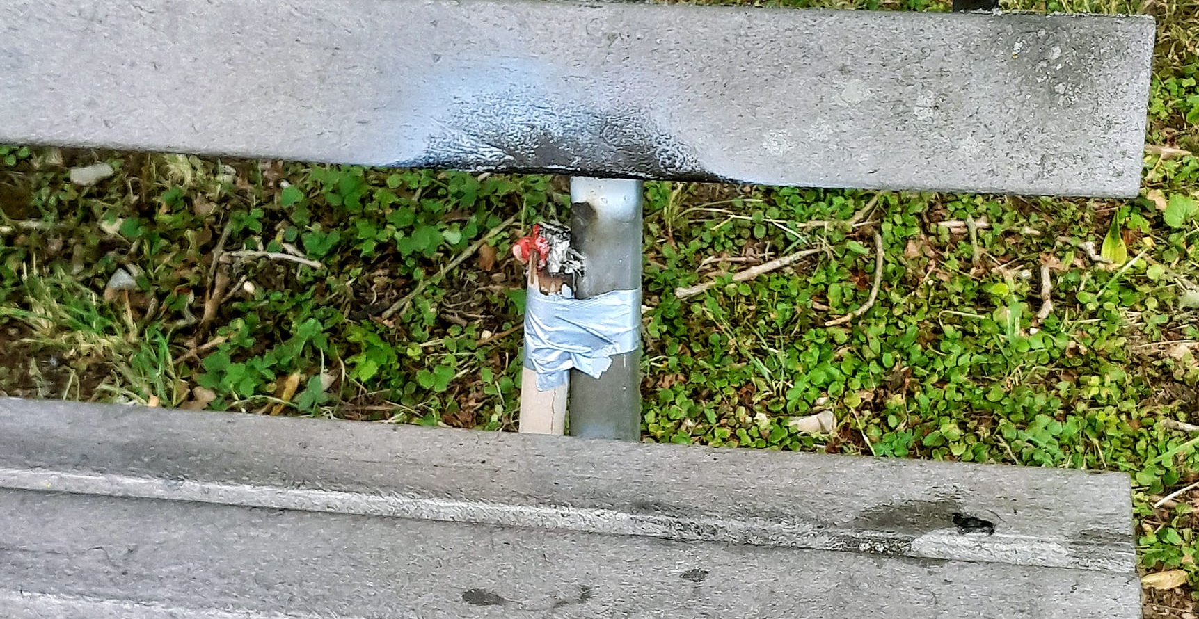 In Aidlingen befestigte ein Unbekannter einen Feuerwerkskörper an einer Bank.  Bild: Richter