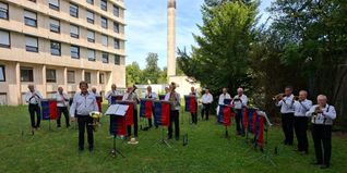Die Mitglieder der Kapelle beim Konzert am Sindelfinger Krankenhaus. Bild: z
