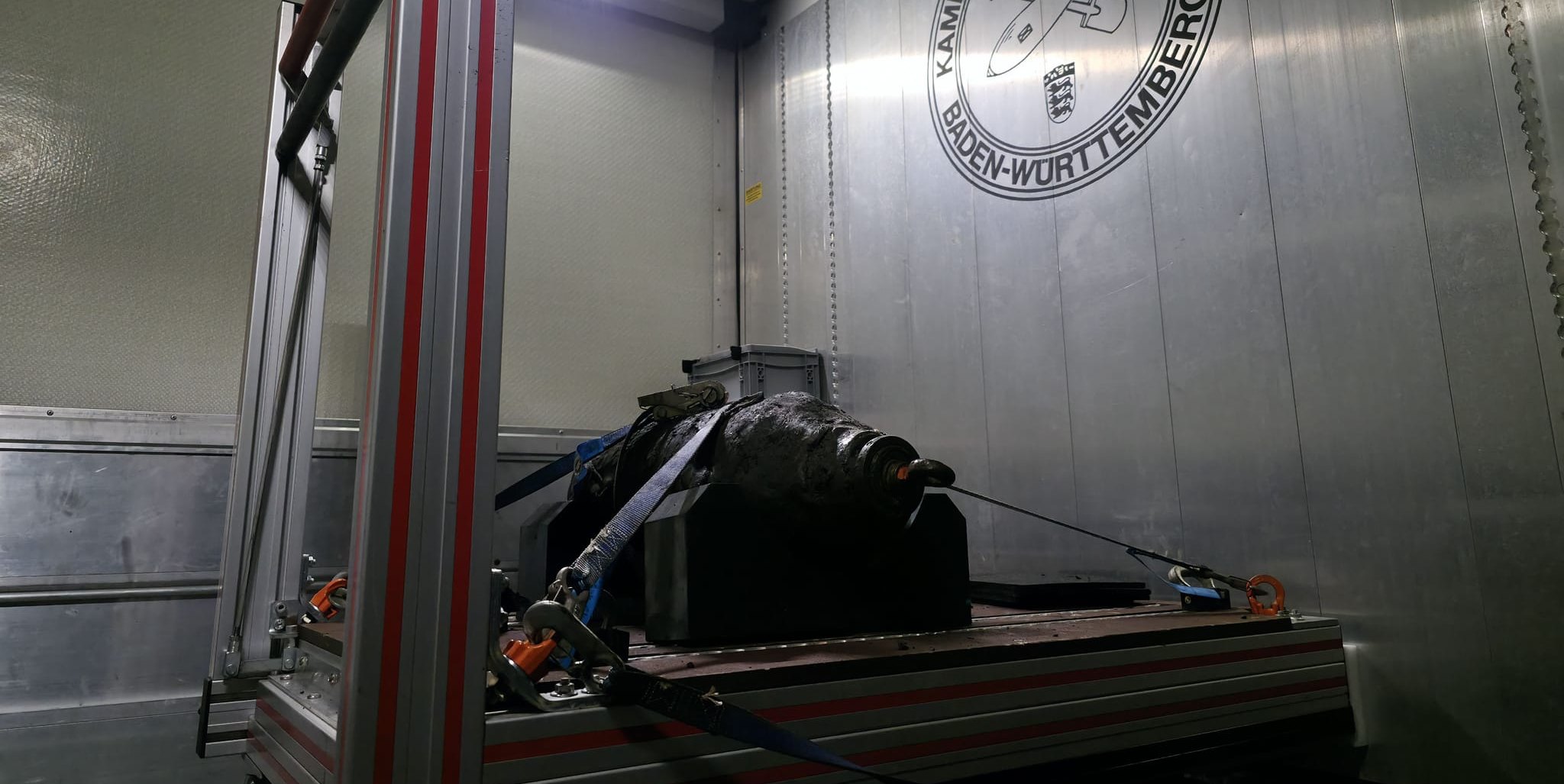 Die 50 Kilogramm schwere Fliegerbombe ist aufgeladen.