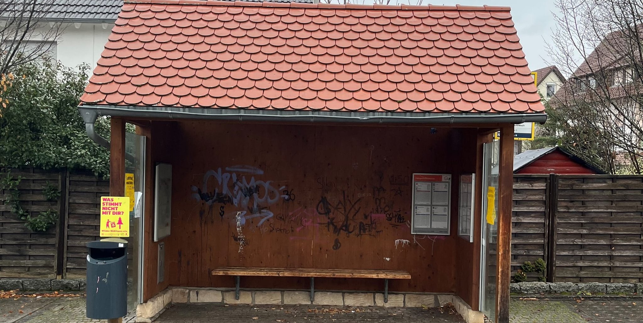 Die verwaiste Bushaltestelle in Breitenstein. Hier hoffen die Schüler der Gemeinschaftsschule, dass der Bus kommt. 	Bild: Hamann
