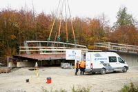 Die neue Radweg-Brücke über die Panzerstraße ist am Samstag eingehoben worden.