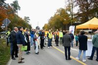 Die neue Radweg-Brücke über die Panzerstraße ist am Samstag eingehoben worden.
