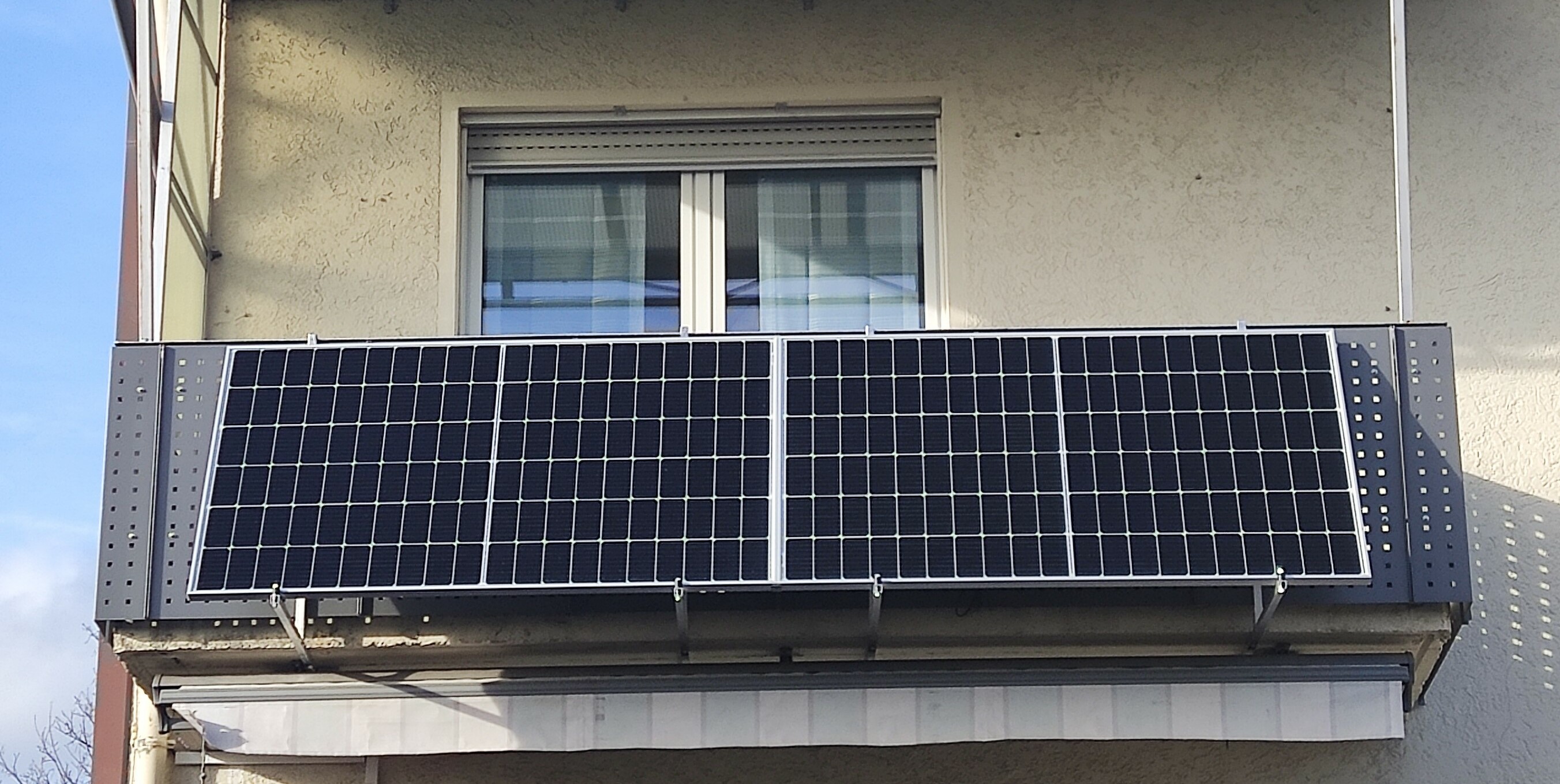 Bei sogenannten Balkonkraftwerken handelt es sich um genehmigungsfreie, steckerfertige Photovoltaik-Anlagen.
