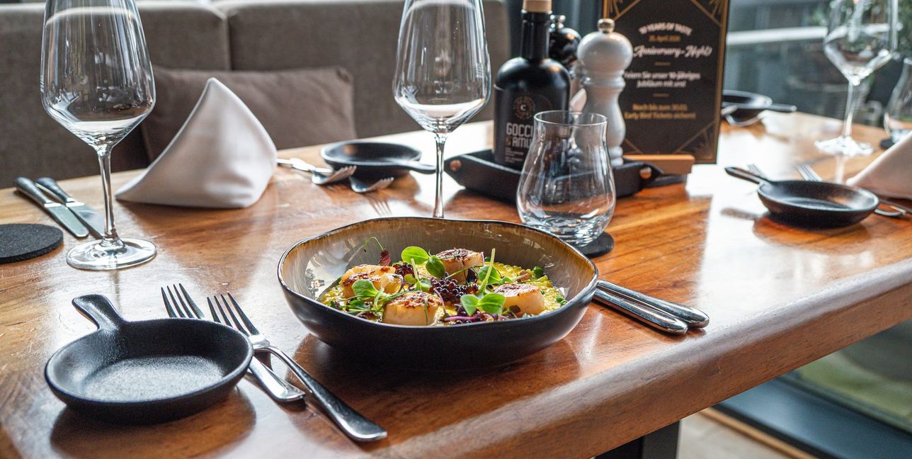 Loungeambiente lädt zum Essen ein.