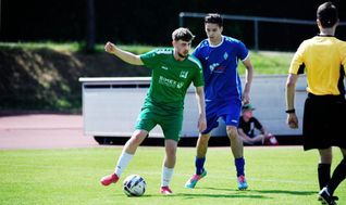 Maichingens Kevin Flaig (links) schirmt den Ball vor Böblingens Felipe Arellano Torres ab.
